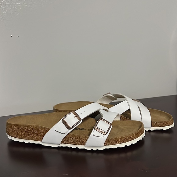 Birkenstock, they are a size 40 (not wide foot) Been worn maybe twice - Picture 2 of 4